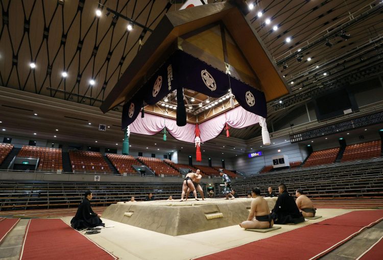 Luchas de sumo sin público en Japón