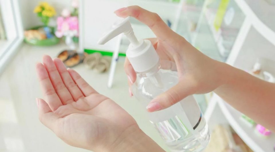 La OMS explicó cómo fabricar alcohol en gel de forma casera