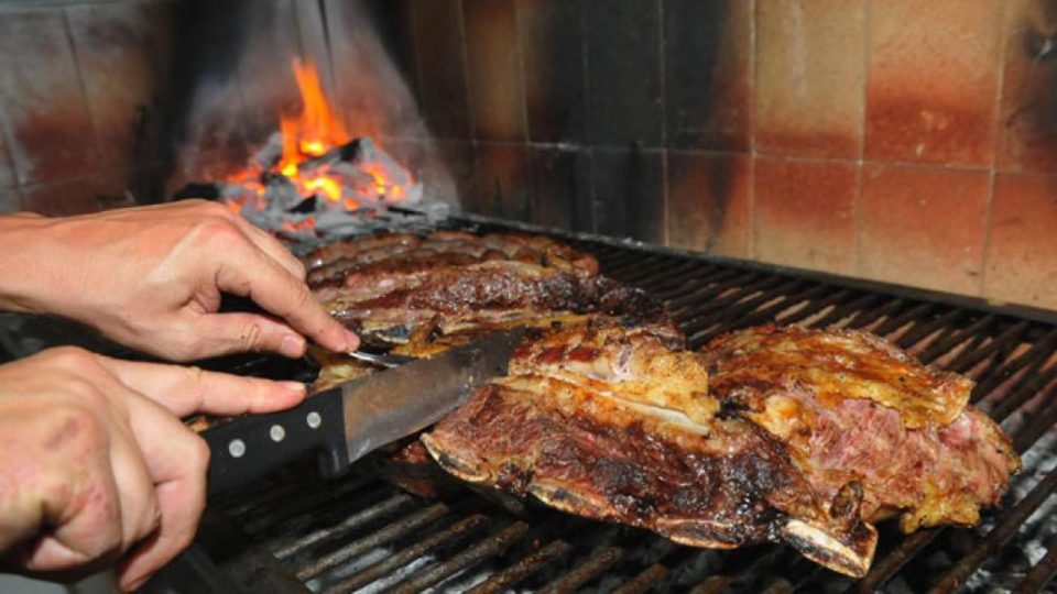 No respetó la cuarentena, hizo un asado en la vereda y terminó preso