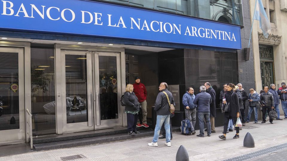 Coronavirus: los bancos abrirán el viernes solo para atender a jubilados y beneficiarios de AUH