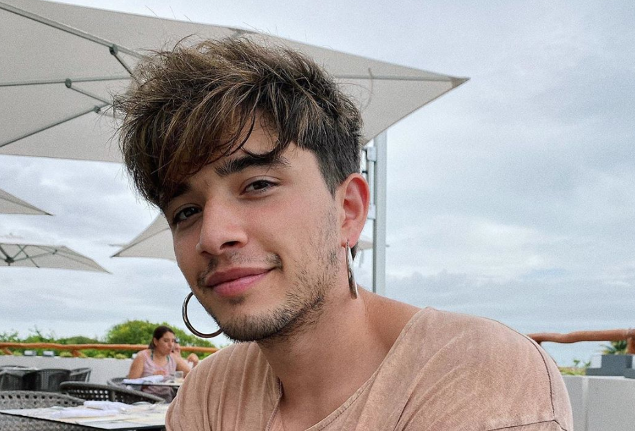 Julián Serrano publicó una foto con barbijo y preocupó a sus fanáticos