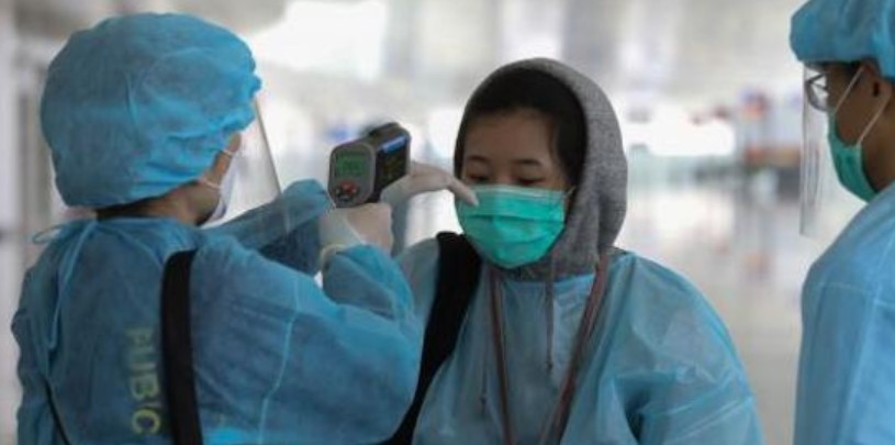 Tenía síntomas de coronavirus, se hartó de esperar a los médicos y los escupió