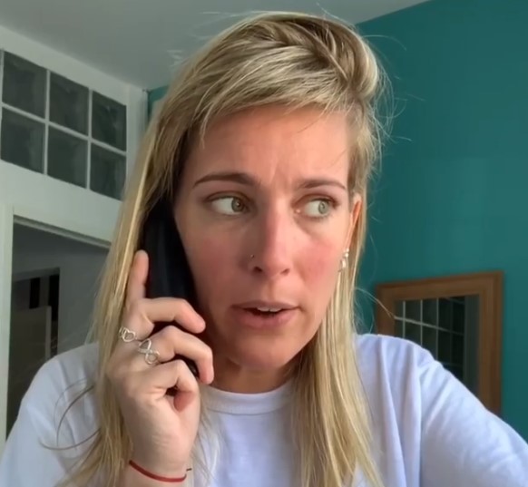 El violento intento de robo a una influencer mientras utilizaba su celular en la calle