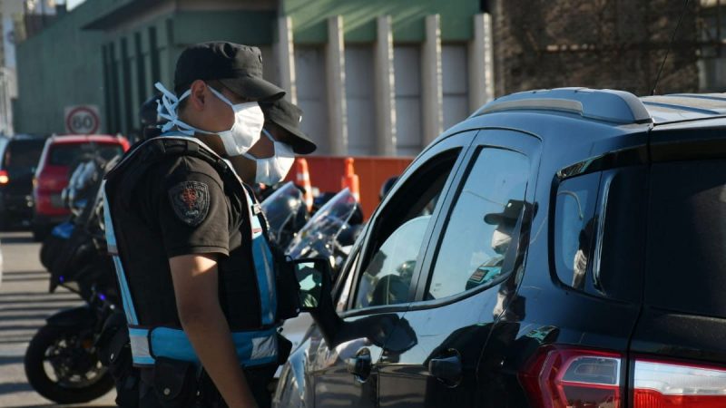 Gendarmes obligaron a dos hombres a caminar en cuclillas por incumplir la cuarentena