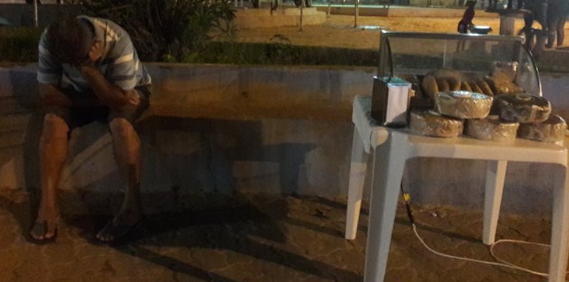 Publicó una foto de su padre triste por su primer día de trabajo y provocó una movilización masiva