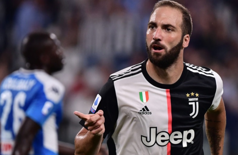 Gonzalo Higuaín dejó Italia y regresó al país por el delicado estado de salud de su madre
