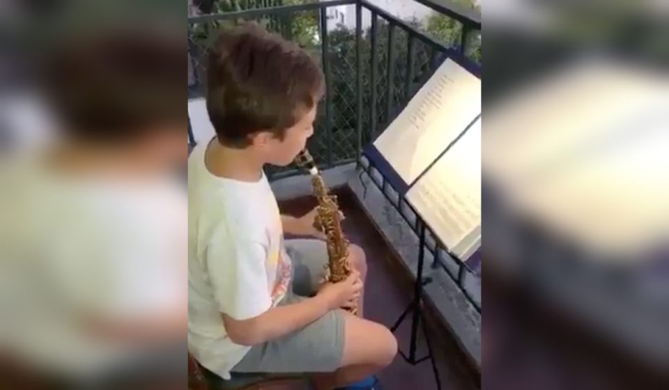 Cuarentena: un niño practicó el Himno argentino en el balcón y se ganó el aplauso de sus vecinos