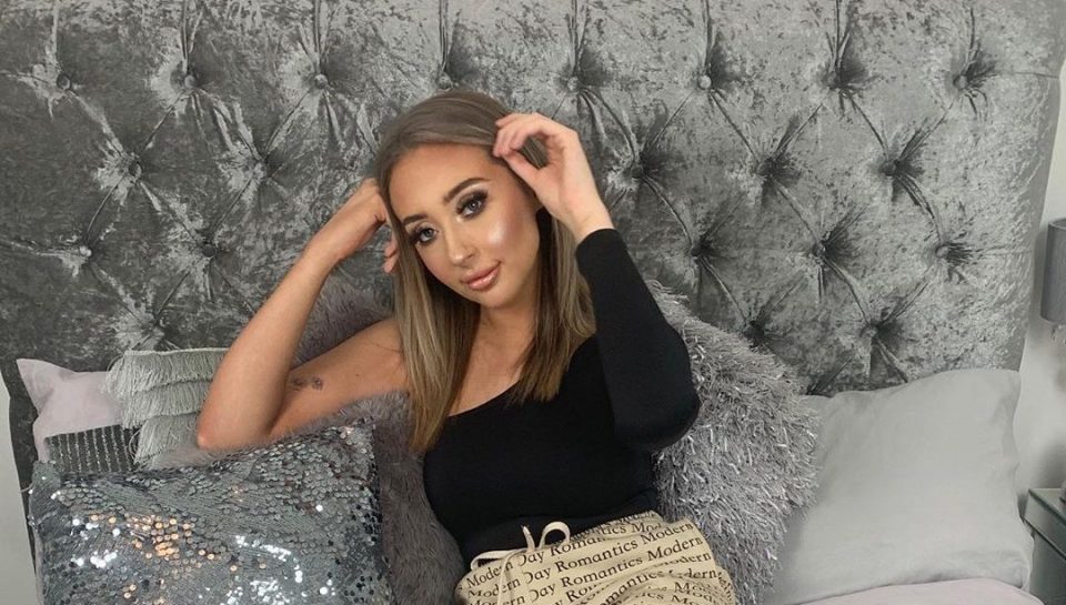 Una influencer mostraba su tratamiento capilar y accidentalmente exhibió un juguete sexual