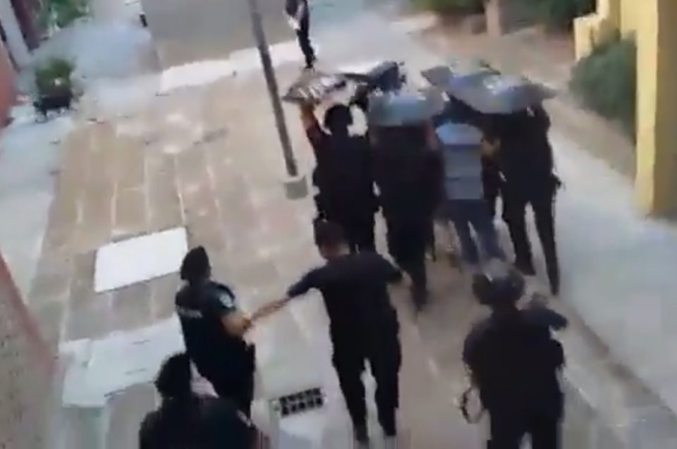 Regresaron de España, quisieron escapar de la cuarentena y la policía tuvo que salvarlos de los vecinos