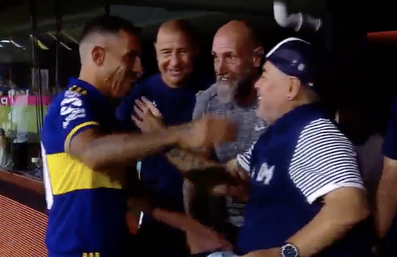 Estallaron los memes tras el beso entre Maradona y Tevez