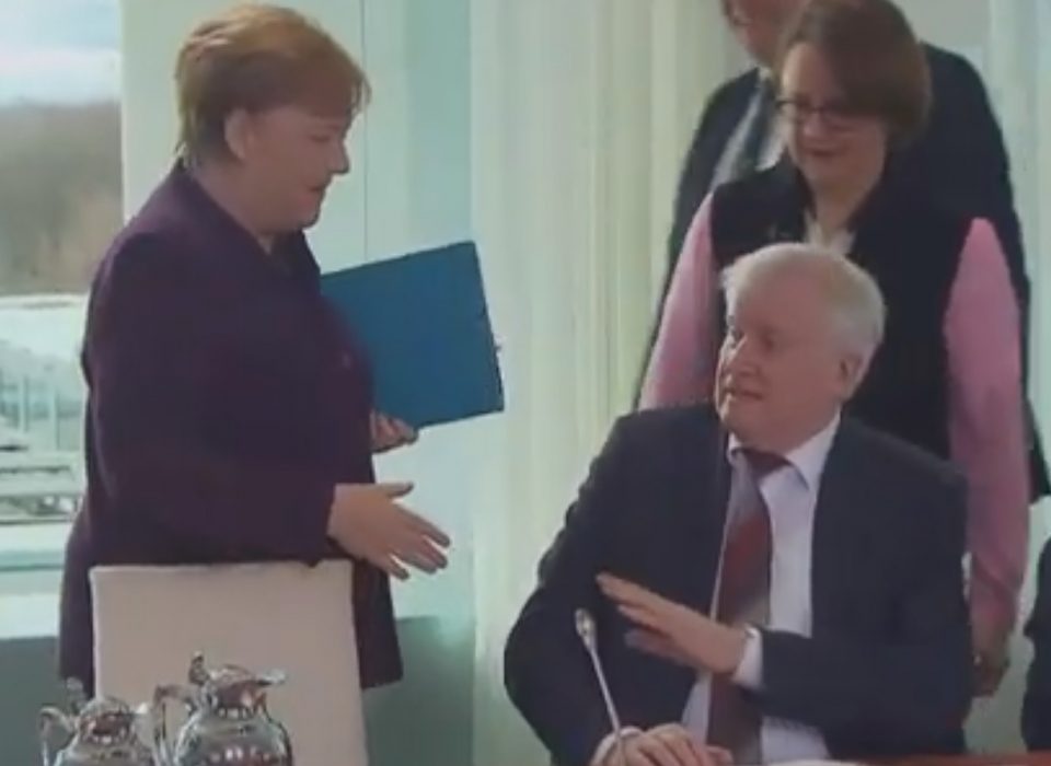 Coronavirus: un ministro alemán evitó saludar con la mano a la canciller Merkel