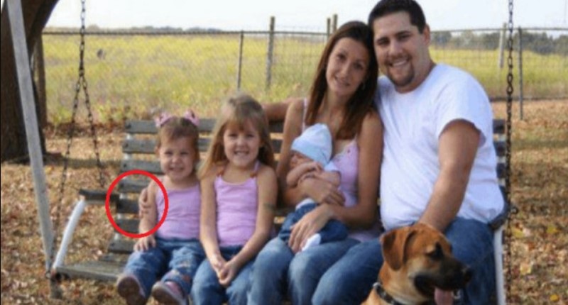 La misteriosa mano que apareció en la foto de una familia para celebrar el nacimiento de su hijo