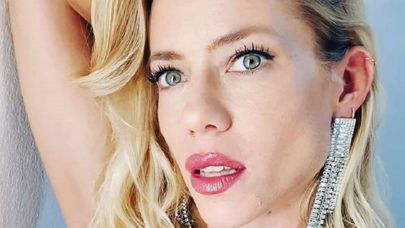 “Me cuido y te cuido”, el particular look con el que Nicole Neumann salió a la calle