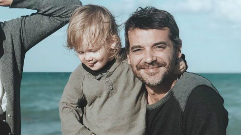 El desopilante video en el que Peter Alfonso le enseña a su hijo a cambiar pañales