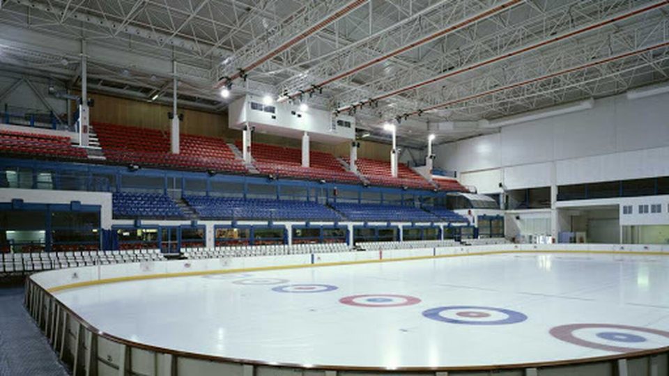 Coronavirus: utilizarán una pista de patinaje sobre hielo como morgue en España