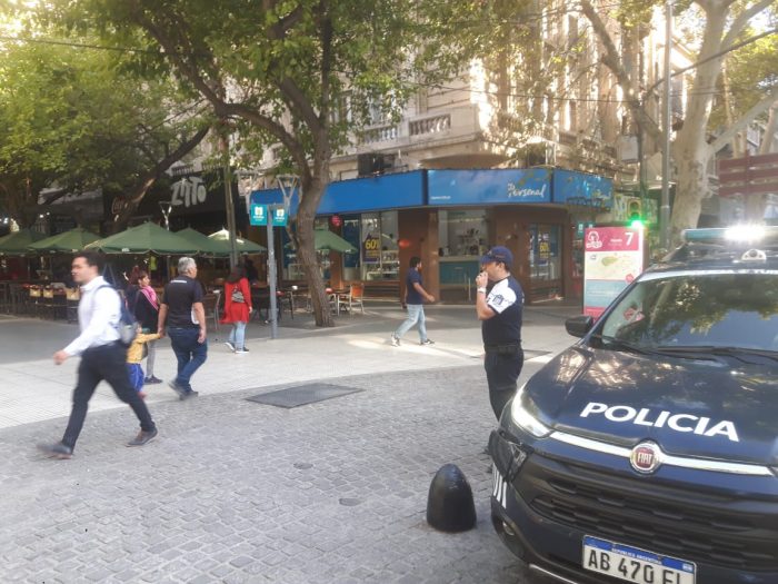 Policías de Mendoza dan recomendaciones de coronavirus por las calles con megáfonos