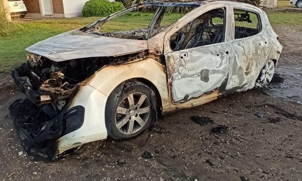 Un hombre prendió fuego un auto y roció con nafta a su expareja