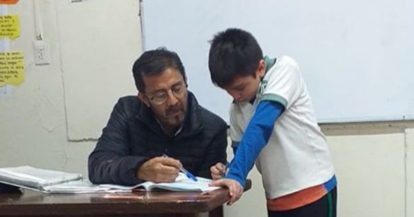 Un profesor deja a su alumna traer a sus hijos a clase y los ayuda con su tarea
