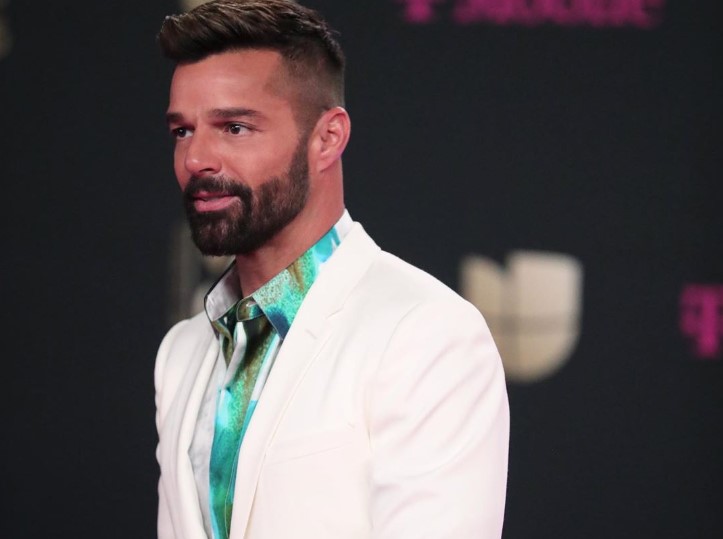 Ricky Martin fue sorprendido practicando un hábito poco saludable