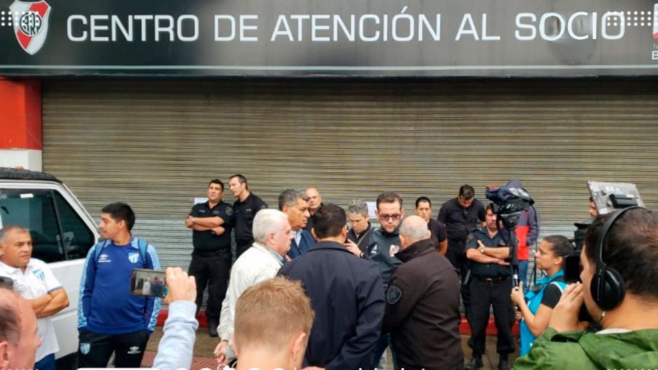 Germán Delfino llegó al Monumental, no pudo entrar y suspendió River-Atlético Tucumán