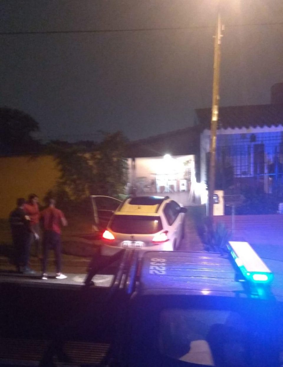 Estacionó el auto en su casa, lo asaltaron, se resistió y lo fusilaron