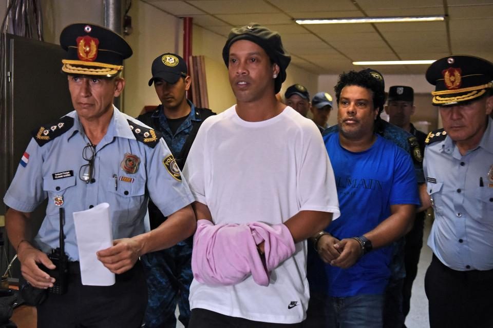Se filtraron imágenes de Ronaldinho jugando al fútbol dentro de la cárcel