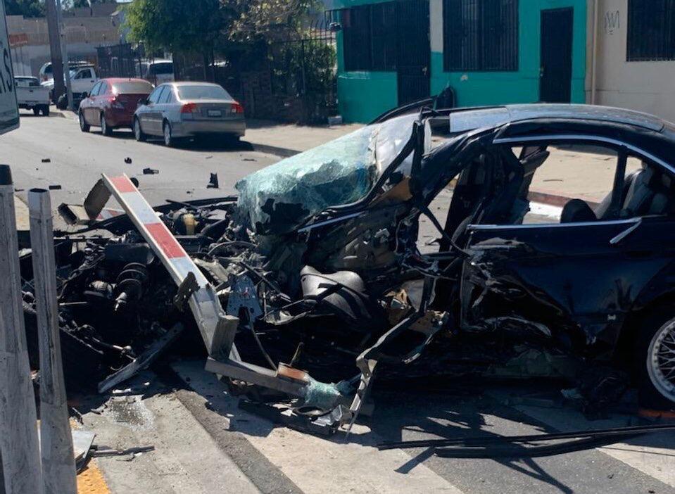 La impactante escena en la que un tren choca a un auto que pasaba por las vías