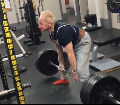 El impresionante video de un anciano de 90 años en el gimnasio