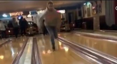 Un joven quiso hacer una broma en un pista de bowling pero no le salió como esperaba
