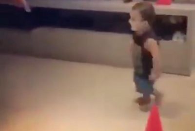 El conmovedor video de un niño entrenando en su casa