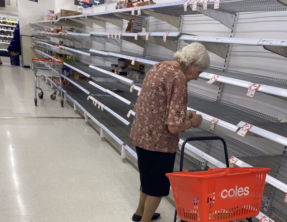 Fotografiaron a una anciana llorando frente a las góndolas vacías de un supermercado por la cuarentena