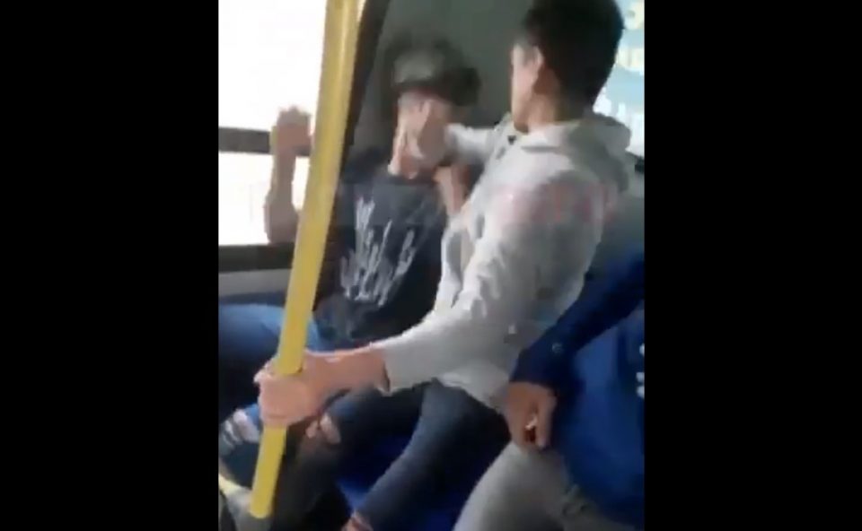 Ataque salvaje: sin mediar palabra, un joven molió a golpes a otro mientras viajaban en un colectivo