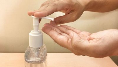 Un doctor explicó cuánto alcohol en gel hay que ponerse en las manos