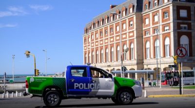 En plena cuarentena dos policías le robaron a un bañero en Mar del Plata