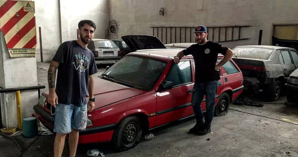 Abrieron un galpón abandonado desde los años 90 y se encontraron con autos 0km