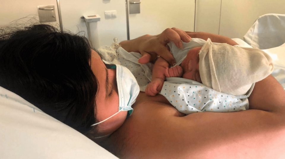 Tiene coronavirus, dio a luz a una beba sana y pudo amamantarla