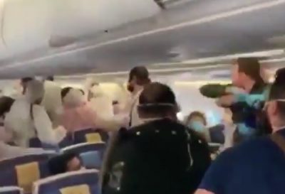 Coronavirus: estornudaron en broma en pleno vuelo y fueron brutalmente agredidos