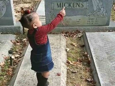 El escalofriante saludo de una niña a un fantasma en el cementerio
