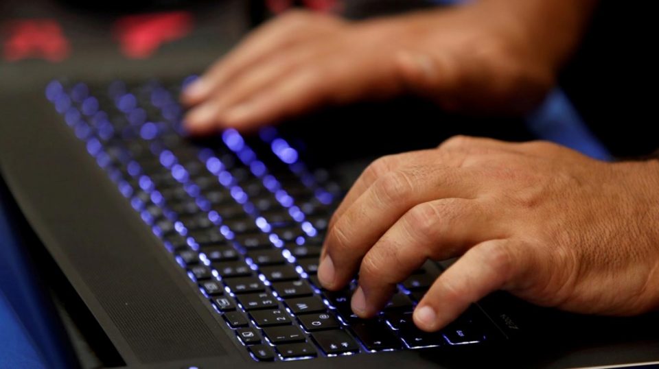 Coronavirus: imputaron y le secuestraron la computadora a un hombre que difundió el nombre de un infectado