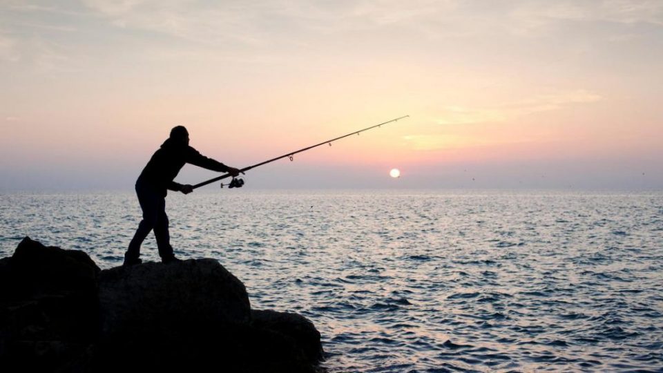 Participaba en un concurso de pesca y terminó ahogado
