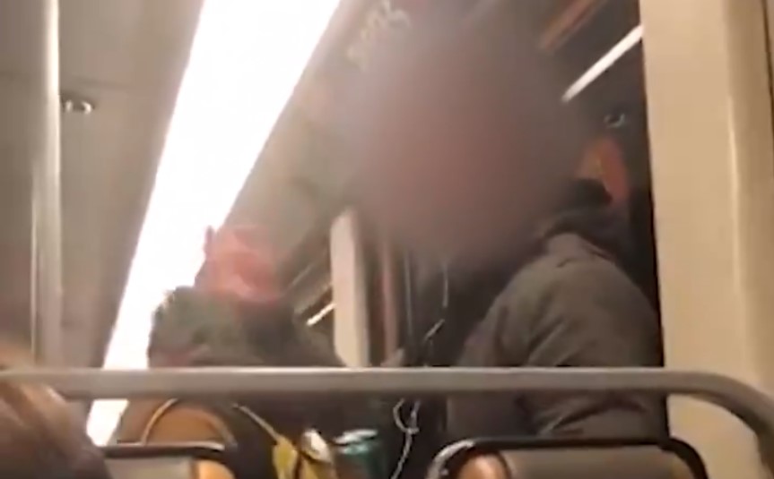 Coronavirus: un hombre esparció su saliva en varios lugares del metro