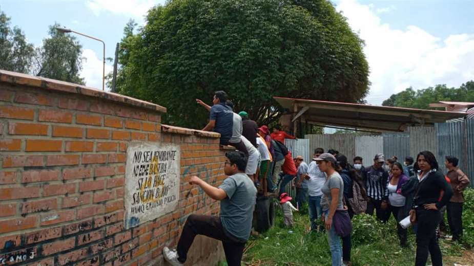 Dijeron que había casos de coronavirus en una escuela y los padres saltaron los muros para sacar a sus hijos