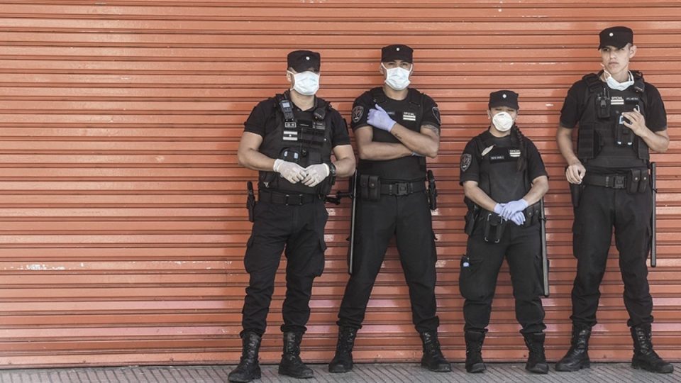 La policía detuvo a un padre con un hijo por incumplir la cuarentena y el menor denunció que lo abusaba