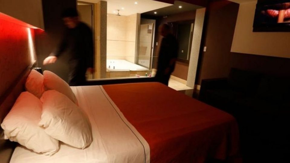 Cuarentena: encuentran a siete parejas en un hotel alojamiento