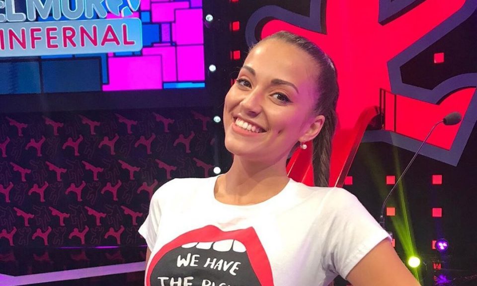El infartante escote de Gina Casinelli (en bikini) para “El Muro Infernal”