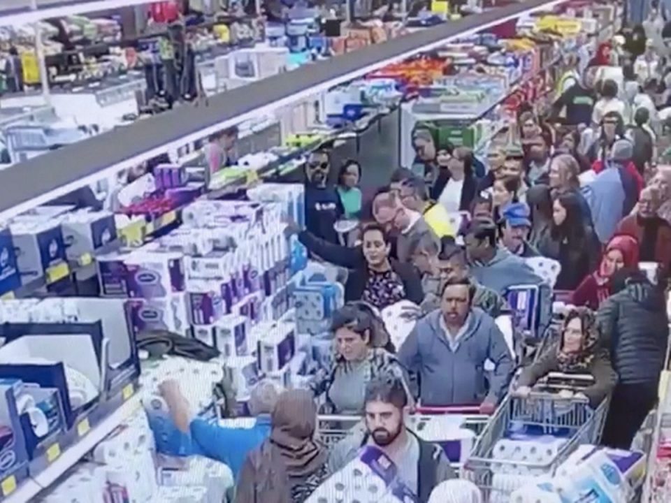 Por el coronavirus, se produjo una estampida de personas en un supermercado por el papel higiénico