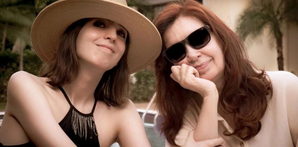Cristina Kirchner y Florencia llegaron al país y cumplen la cuarentena obligatoria