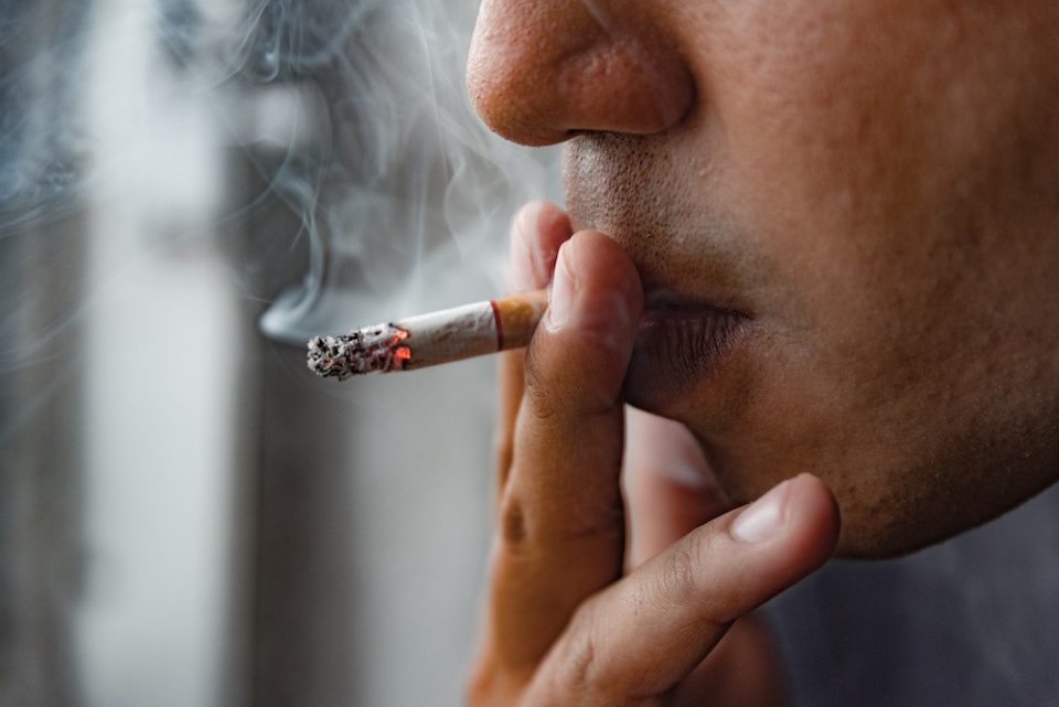 Revelaron que el humo del cigarrillo puede transportar coronavirus