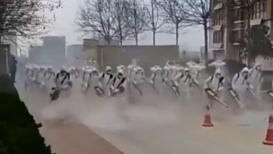 Los fumigadores chinos luchan contra el coronavirus de una forma particular