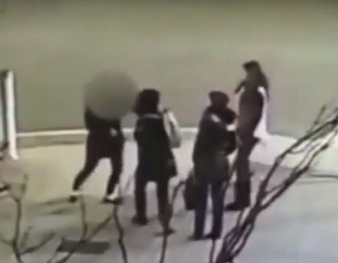Golpearon y patearon a una mujer por hablar en español
